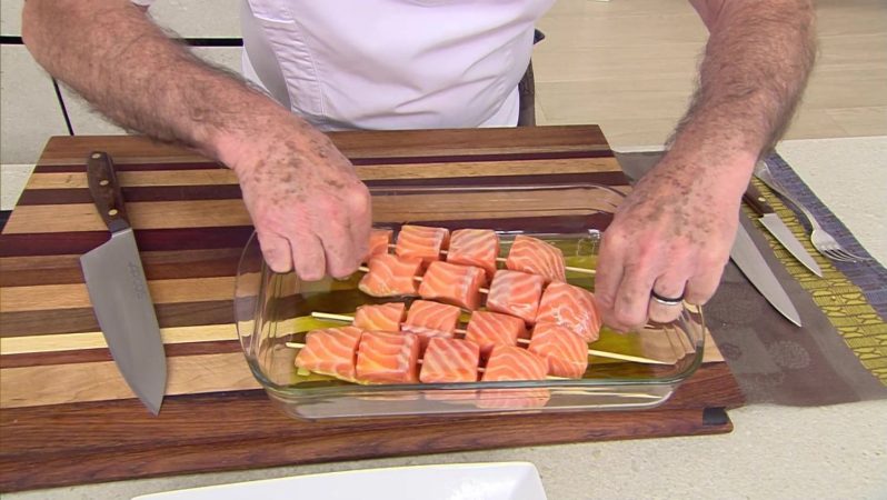 Así se preparan las brochetas de salmón con yogur