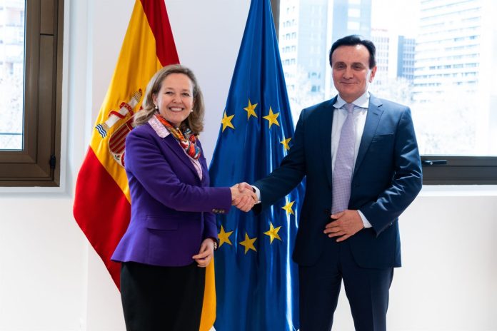 El CEO mundial de AstraZeneca, Pascal Soriot, se ha reunido con la Vicepresidenta Primera del Gobierno español, Nadia Calviño, para presentarle las iniciativas de inversión e I+D de la empresa en España