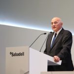Josep Oliu (Banco Sabadell): «La velocidad del incremento de tipos es el origen de la inestabilidad en los mercados»