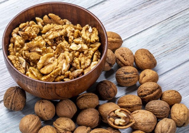 ¿Con qué se relaciona en consumo regular de frutos secos?