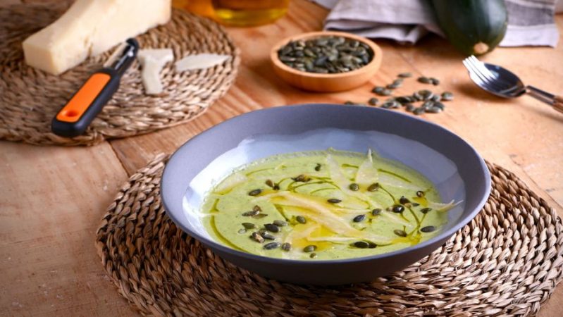 Preparación de la crema de calabacín de Berasategui