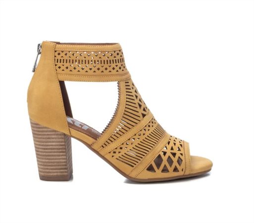 Botas y botines muy chic de El Corte Inglés por menos de 40 euros 8 Merca2.es Botines de mujer color amarillo con cierre de cremallera Merca2.es