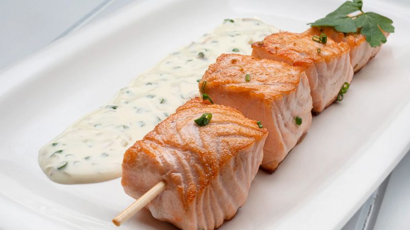 Brocheta de salmón con salsa de yogur