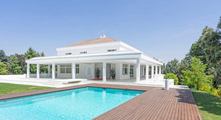 Chalets de lujo con piscina y jardín por 65.000 euros que deberías comprar en 2023