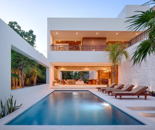 Chalets de lujo con jardín y piscina en oferta en España