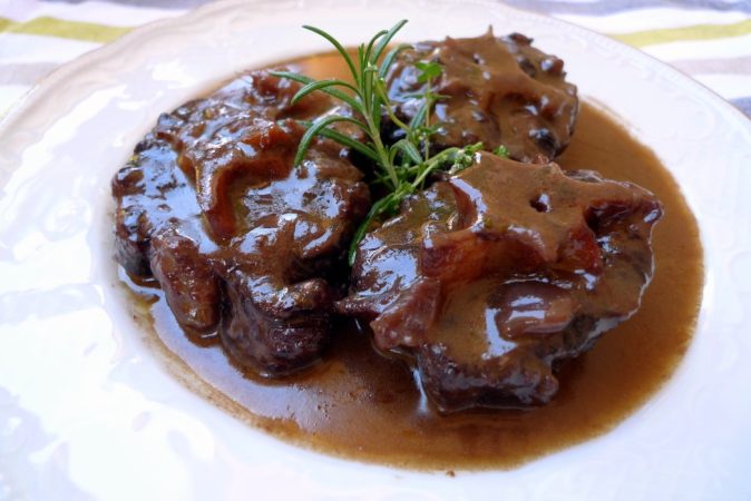 Preparación de la receta de rabo de toro de Dani García
