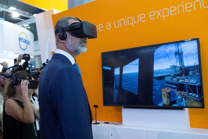 Don Felipe VI prueba la realidad virtual en el MWC 2023