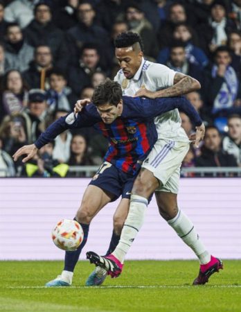 Eder Militao y Marcos Alonso durante la semifinal de Copa del Rey