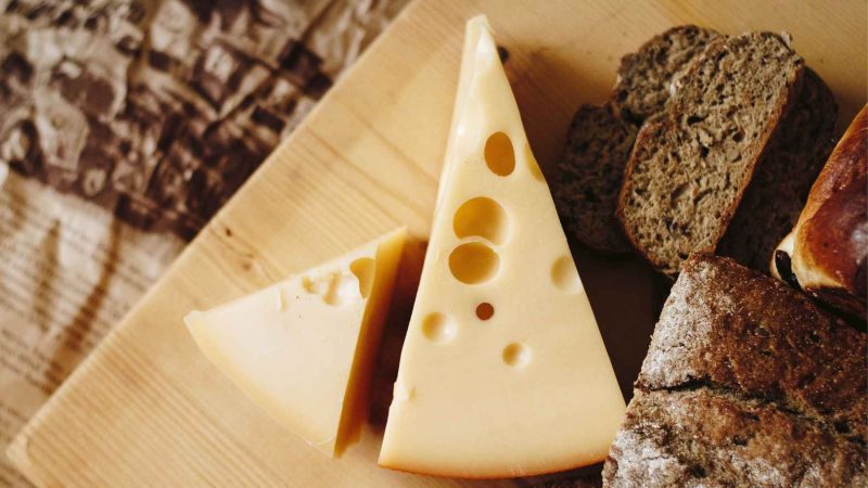 ¿Cómo se puede consumir el queso tradicional de corteza de El Corte Inglés?