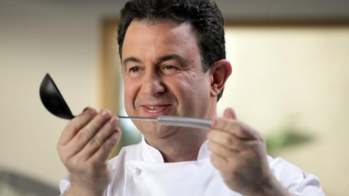 El chef español Martín Berasategui y su cocina