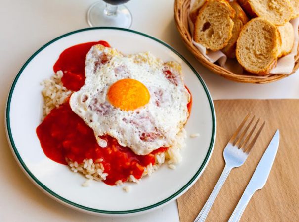 Emplata así el arroz a la cubana