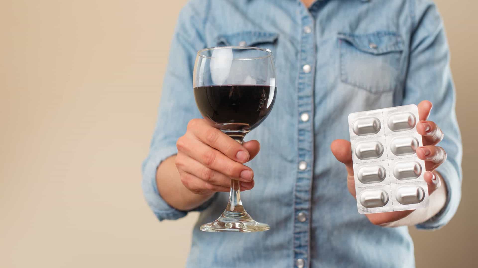 Estos son los peligrosos efectos de tomar un paracetamol con alcohol