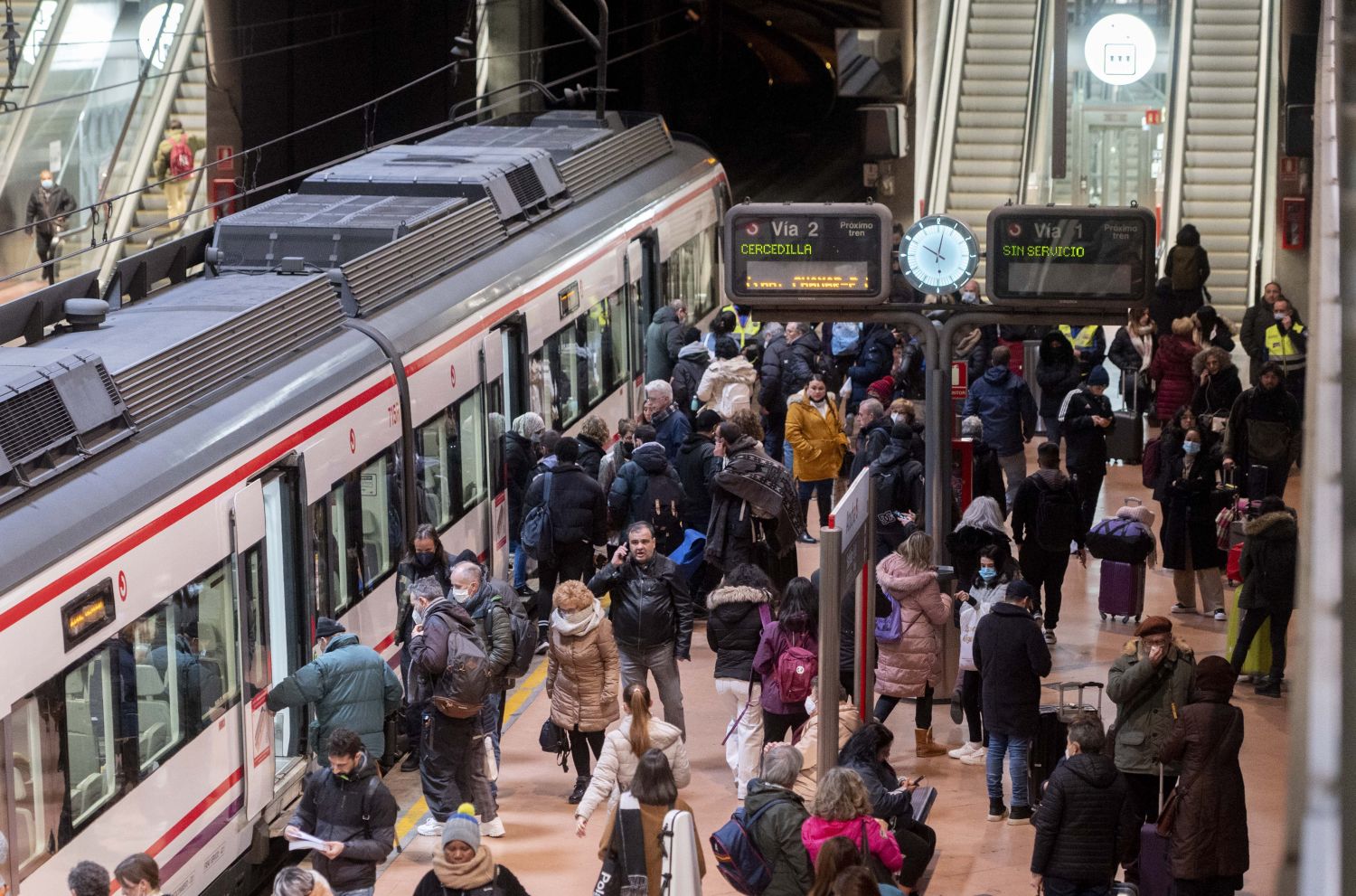 Renfe pide «comprensión» con los eternos retrasos «puntuales» de cercanías en Madrid
