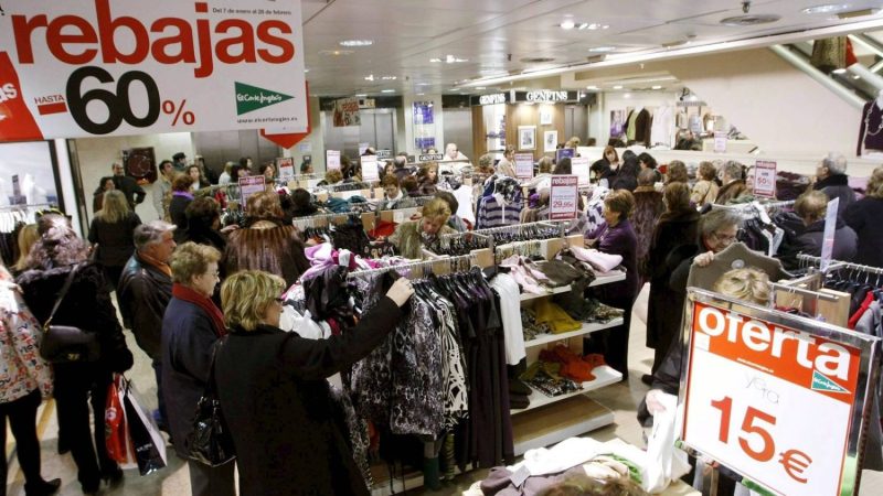 Grupo de personas comprando en las rebajas de El Corte Inglés