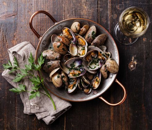 Almejas a la marinera: la receta de Arguiñano para sorprender a tus invitados en 15 minutos 1 Merca2.es Hay muchas recetas con almejas