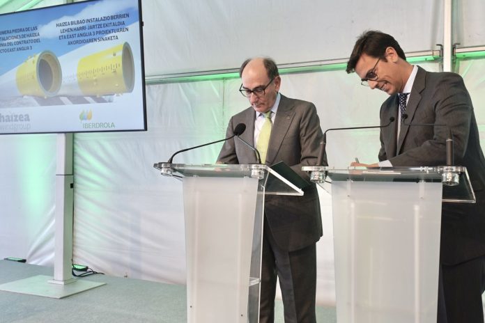 El presidente de Iberdrola, Ignacio Sánchez Galán (i) y el presidente de Haizea Wind Group, Damaso Quintana (d), durante la firma de un contrato de más de 200 millones entre Iberdrola y Haizea Wind Group, a 15 de marzo de 2023, en Bilbao, Vizcaya, País Vasco (España). Iberdrola y Haizea Wind Group han firmado un contrato de más de 200 millones para que Haizea Bilbao suministre 50 monopilotes al parque eólico marino East Anglia Three en el Reino Unido, desarrollado por la filial británica de la eléctrica, Scottish Power. El acuerdo supondrá la generación de 350 empleos directos en Haizea Bilbao durante un año.