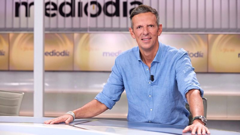 Joaquín Prat en estado puro: así es como trata a sus compañeros de Ya es mediodía 1 Merca2.es Joaquin Prat presenta Ya es mediodia Merca2.es