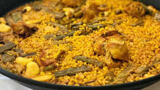 Ingredientes y como es la preparación del caldo de la receta de Jordi Cruz