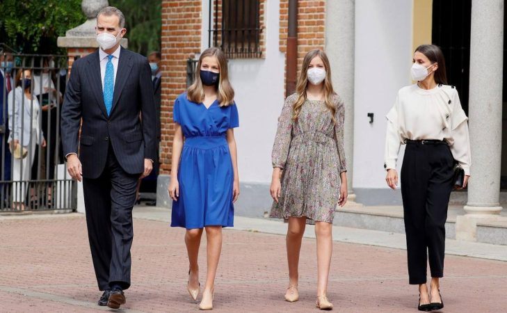 La Familia Real durante la confirmación de la princesa Leonor