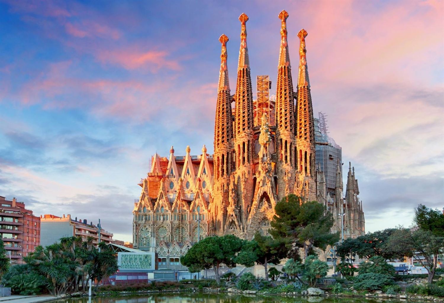 Experimenta la magia de la fachada de la Pasión de la Sagrada Familia de Antoni Gaudí