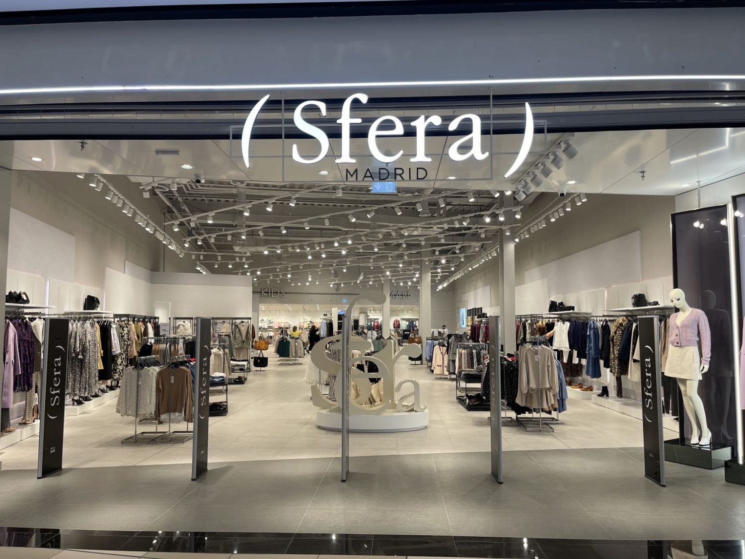 Sfera vuelve a poner de moda estos pendientes: bañados en oro y por 8,99 euros 