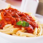 La receta de macarrones con tomate que se hace en el microondas y está de muerte