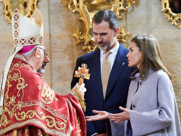 La estrategia de Letizia para que la reina Sofía no acuda a la confirmación de la infanta Sofía 1 Merca2.es Los Reyes durante una ceremonia en Caravaca