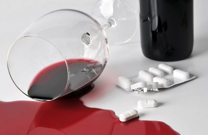 Los riesgos de combinar alcohol y medicamentos