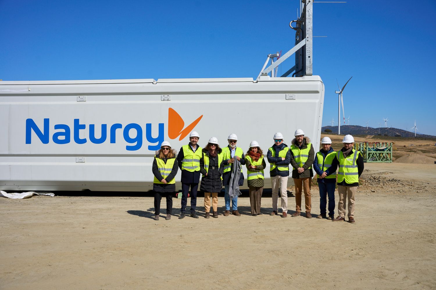 Avanzan las obras del segundo parque eólico de Naturgy en Extremadura y de su planta fotovoltaica Puerta del Jerte. Ambas instalaciones sumarán 80 MW al despliegue de renovables de esta comunidad. La consejera de Transición Ecológica y Sostenibilidad de la Junta de Extremadura, Olga García, y el alcalde de Plasencia, Fernando Pizarro, visitaron el complejo esta semana, junto a Juan Ferrero, responsable de Desarrollo Negocio Iberia de Naturgy, Elisa de Ferrando, responsable de Construcción de Naturgy, y Ana Ruiz, delegada de Desarrollo de Proyectos de Naturgy en Extremadura.