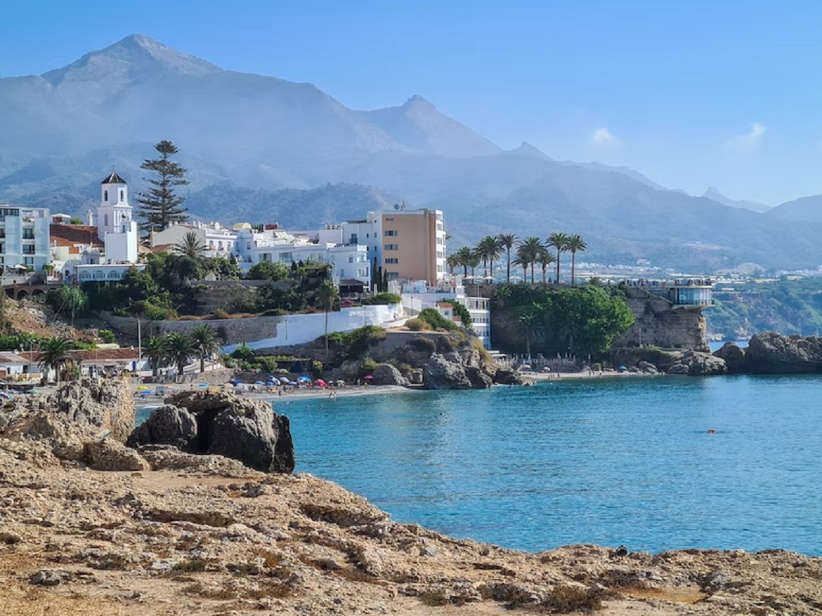 Disfruta de un paseo por Nerja con Náutica MH