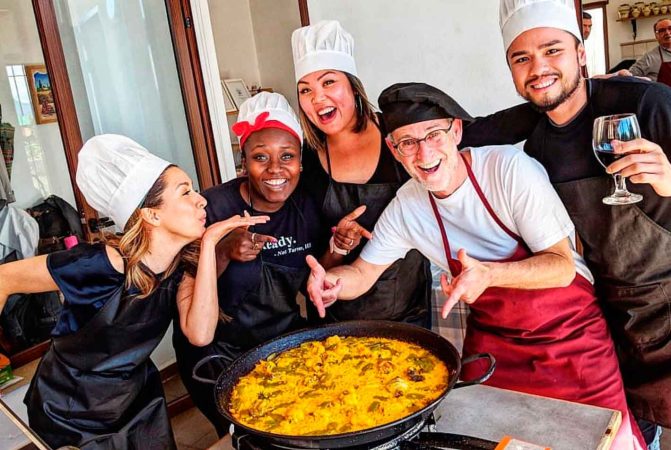 Observa la paella mientras se cocina