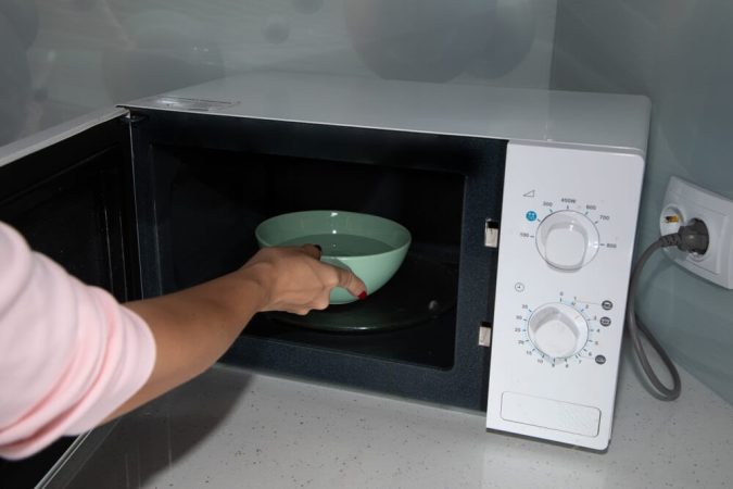 Pon a calentar el agua en el microondas