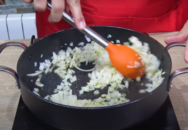 Prepara el sofrito de las almejas a la marinera