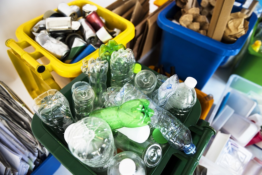 Reducir residuos en casa a través de la reutilización de materiales y productos
