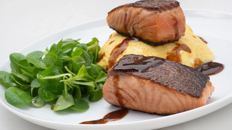 Salmon marinado con tortilla Merca2.es