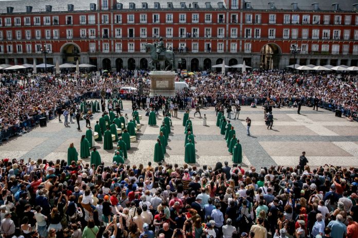 Tamborileros, con túnicas verdes, en la Plaza Mayor durante la tamborrada del Domingo de Resurrección, a 17 de abril de 2022, en Madrid (España)