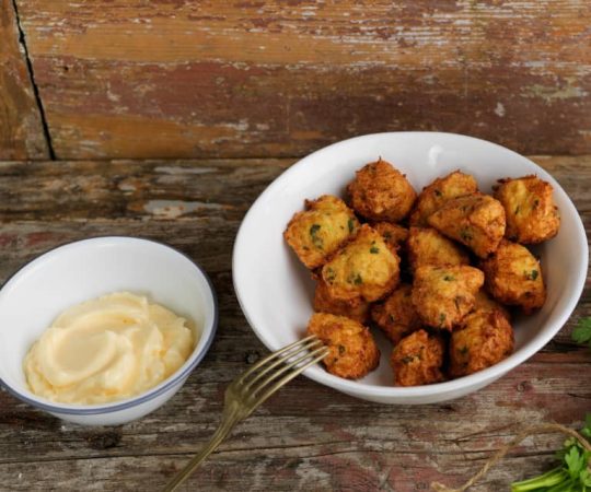 Fritura de los buñuelos de bacalao de Semana Santa