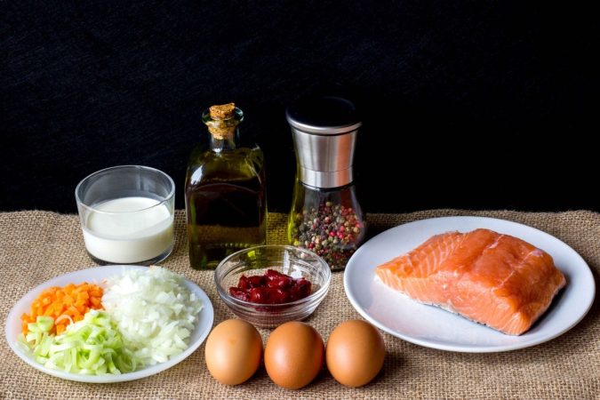 Todo lo necesario para el pastel de salmón