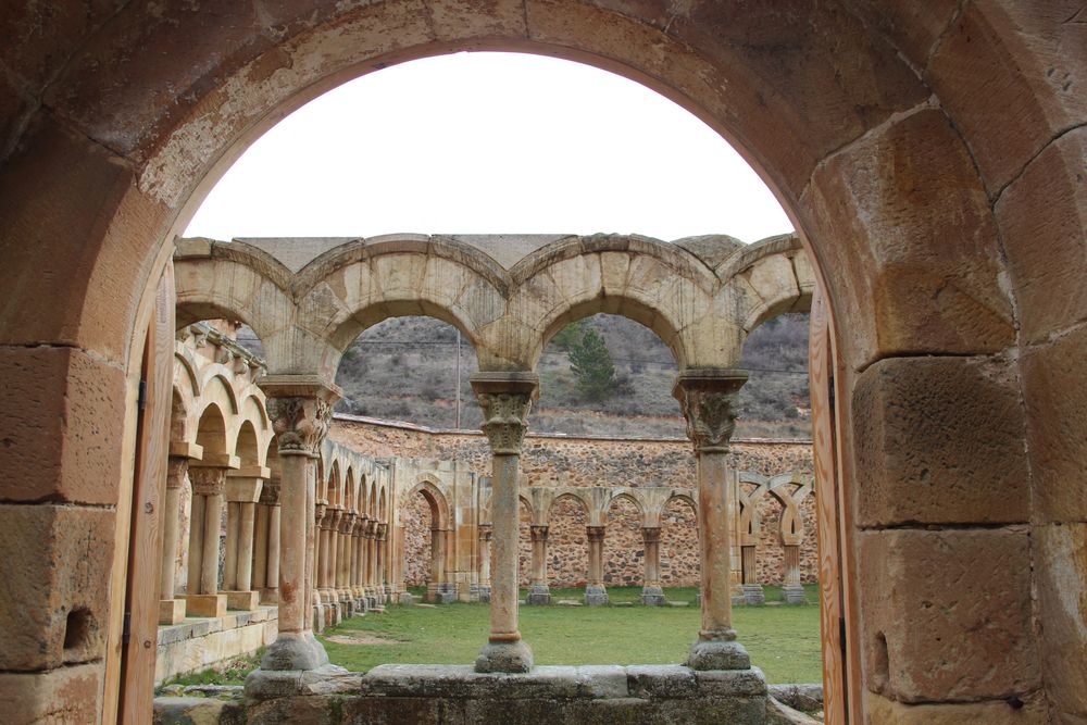La impresionante fachada gótica de la Iglesia de San Juan de Duero