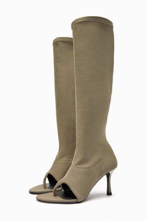 Zara revoluciona la moda: las botas altas que parecen una sandalia 1 Merca2.es Bota abierta neopreno tacón de Zara
