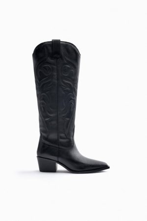 Bota cowboy piel bordados, de la colección de Zara