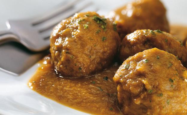 La receta más viral para unas albóndigas en salsa española de chuparse los dedos