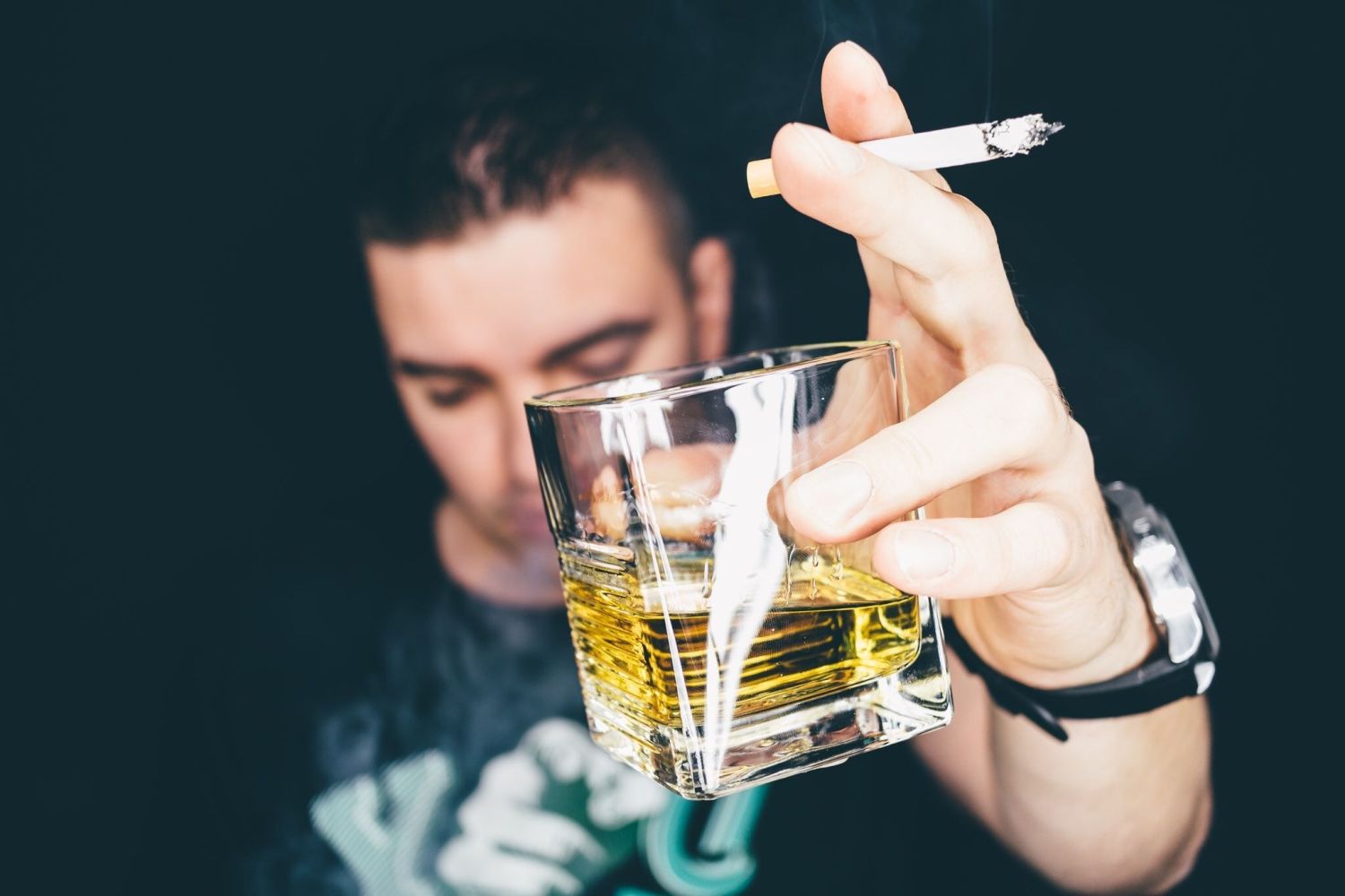 El consumo excesivo de alcohol puede dañar el hígado, el corazón, el cerebro y otros órganos vitales