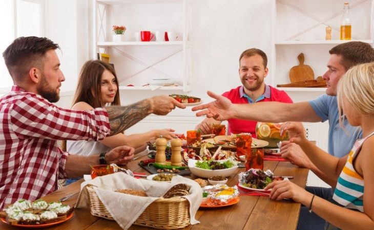 Según la ciencia, esta es la hora a la que debes cenar para no engordar 1 Merca2.es cena Merca2.es