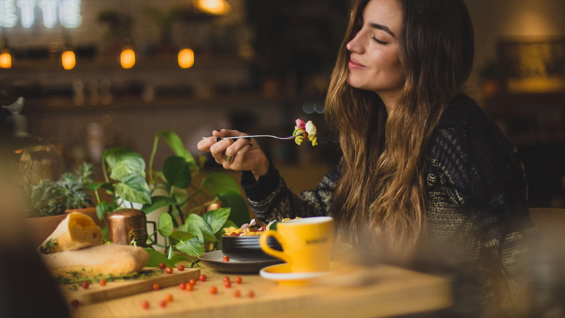 Según la ciencia, esta es la hora a la que debes cenar para no engordar