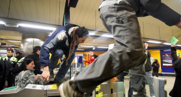 Cuidado con colarse en el Metro de Madrid: lo que deberás pagar si te pillan
