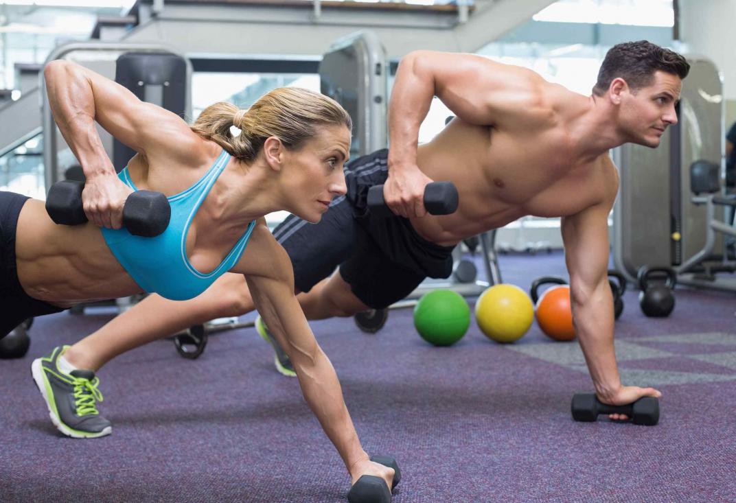 Cómo puedo mantener un programa de entrenamiento de fuerza