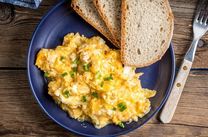 El truco de los chefs para hacer unos huevos revueltos muy jugosos