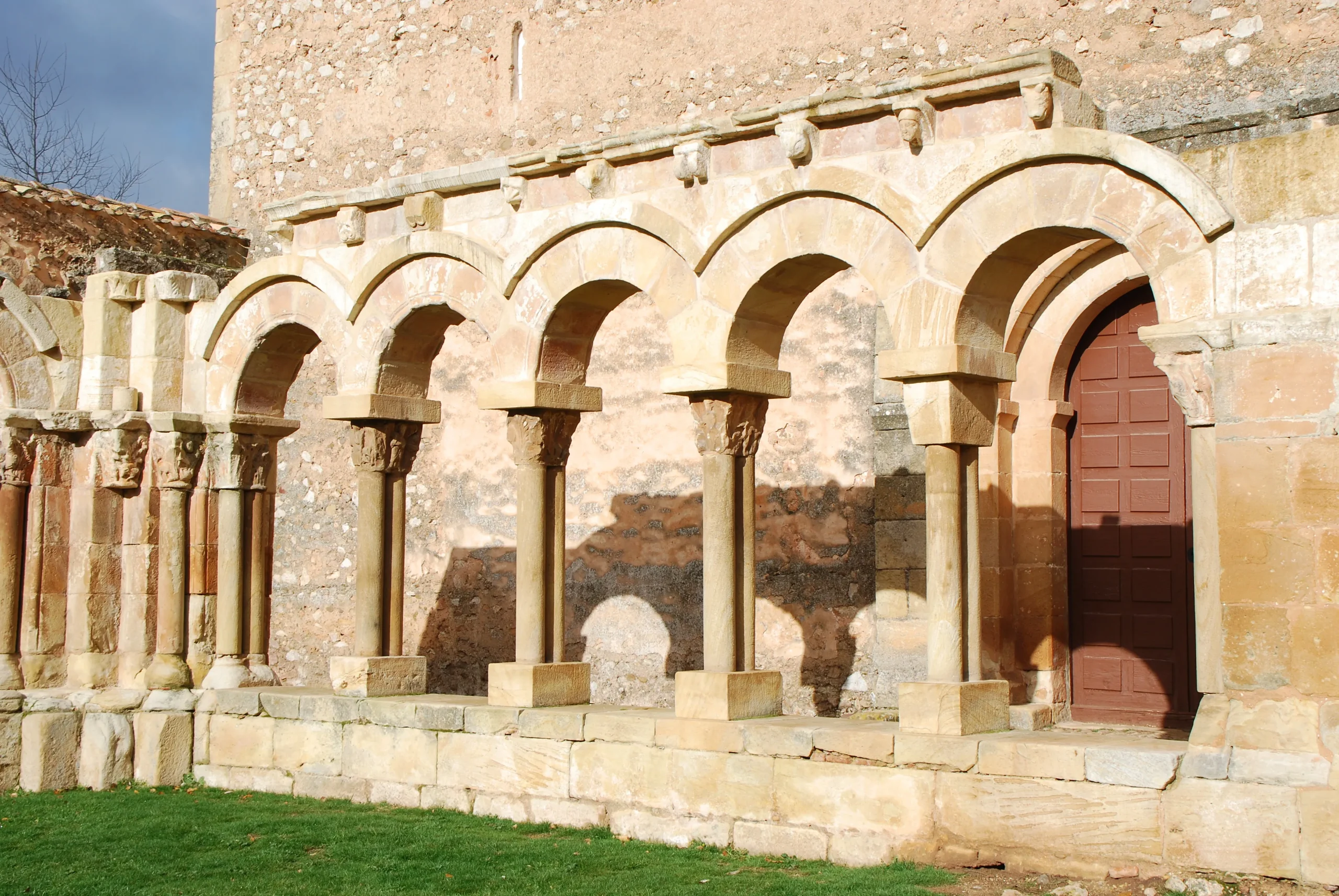 La iglesia de San Juan de Duero: conoce la belleza de la arquitectura románica 1 Merca2.es Alberga una biblioteca con libros y documentos históricos