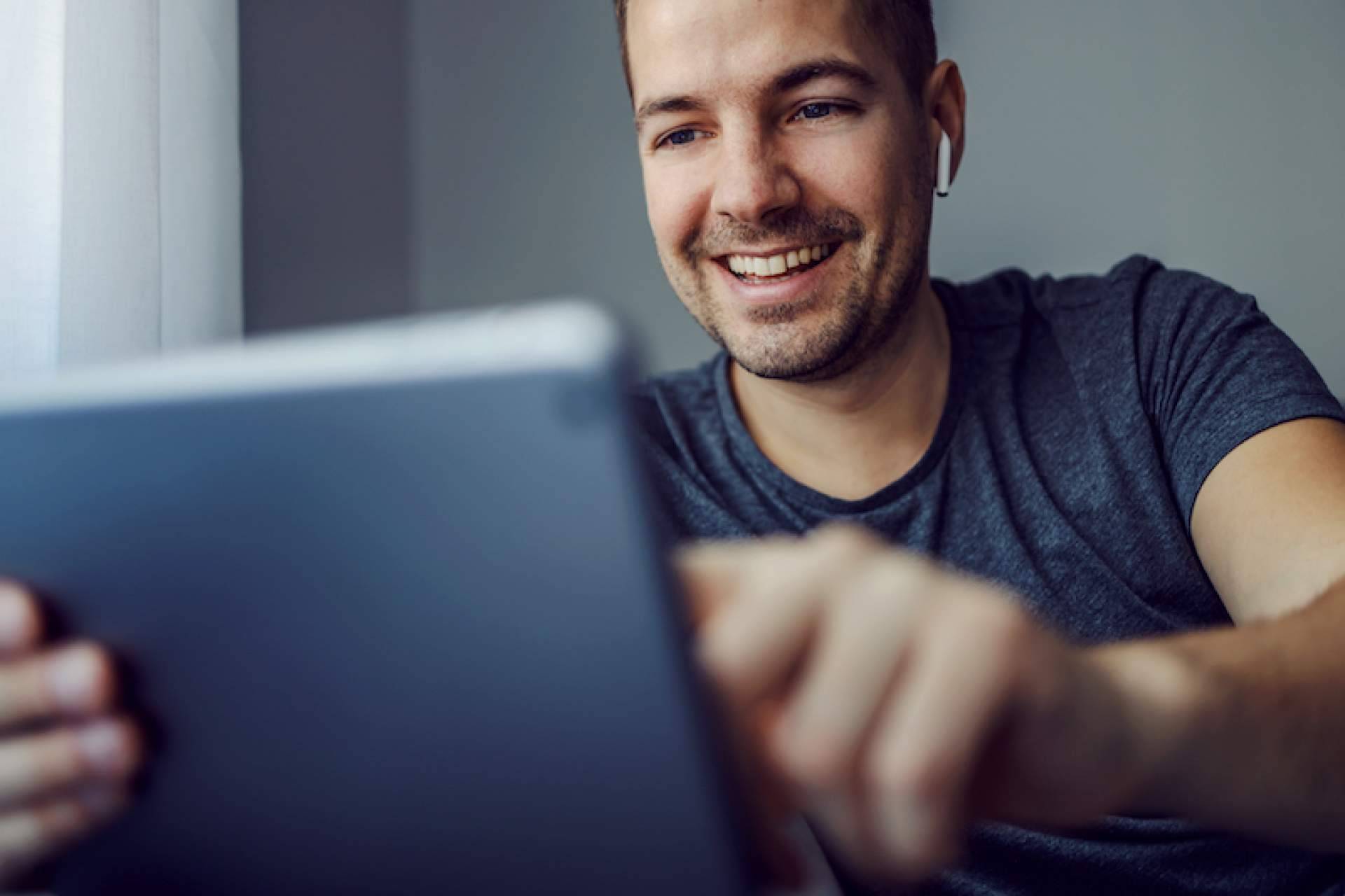 Los beneficios de desarrollar páginas web corporativas, con AKX Development